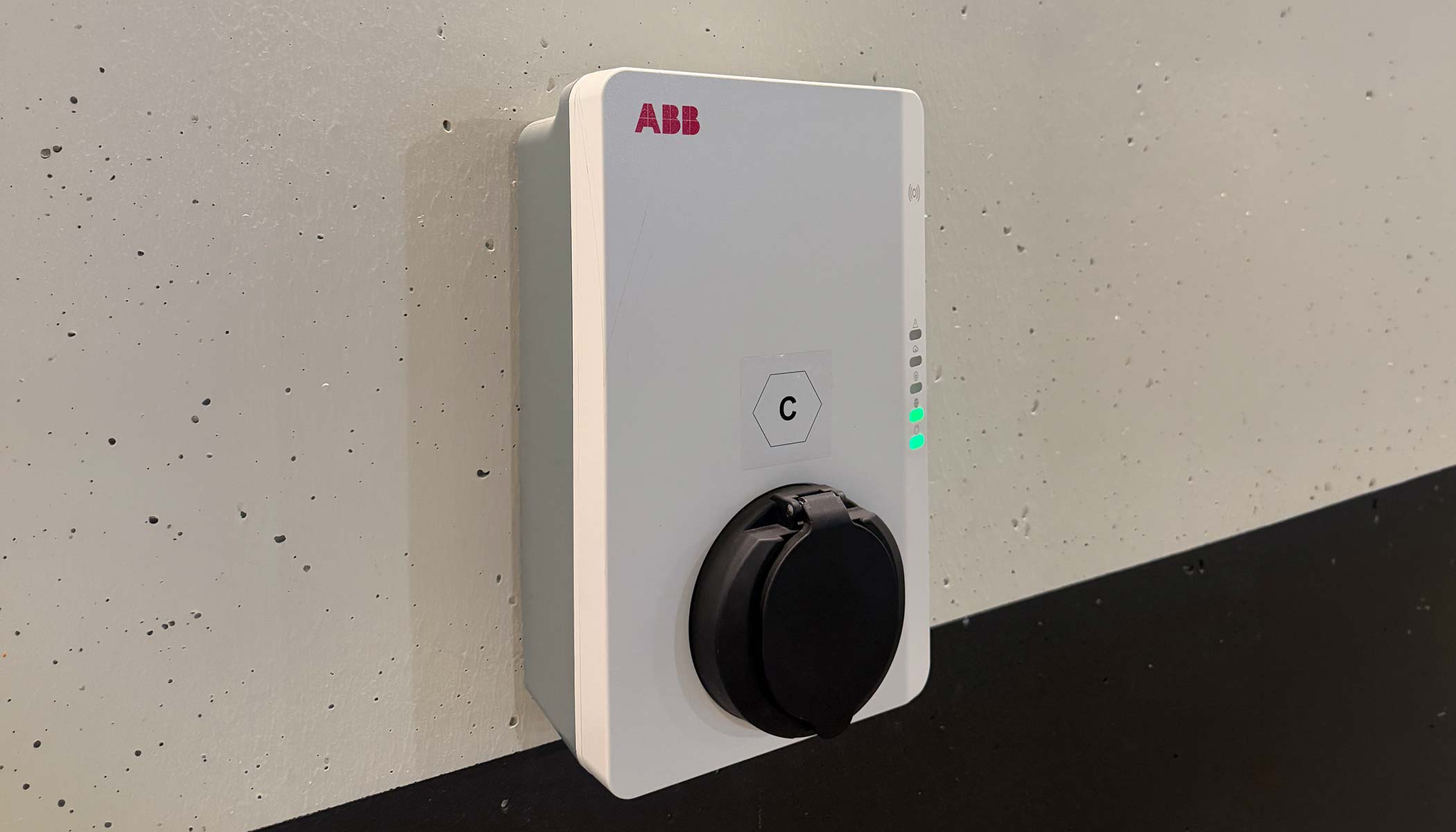 E-lade Station in der Garage im Montanaris